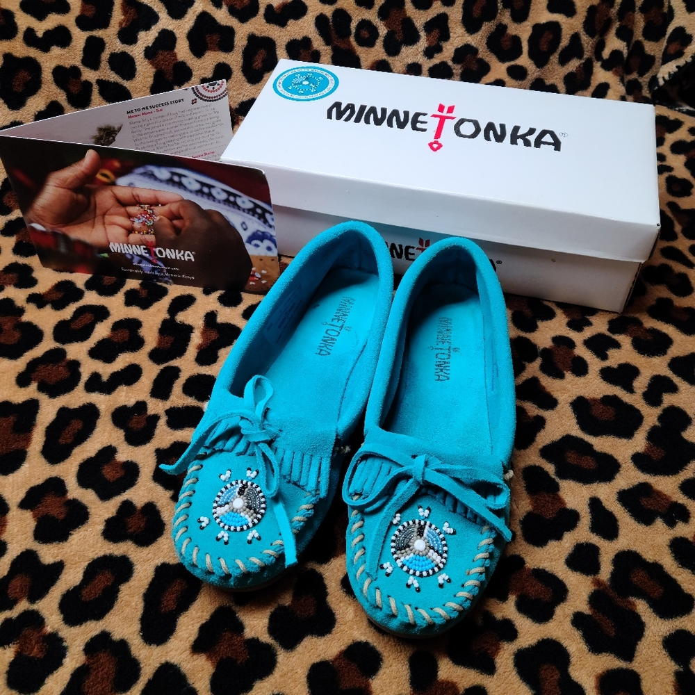 Women's size 5 MeToWe Turquoise Minnetonka moccasins